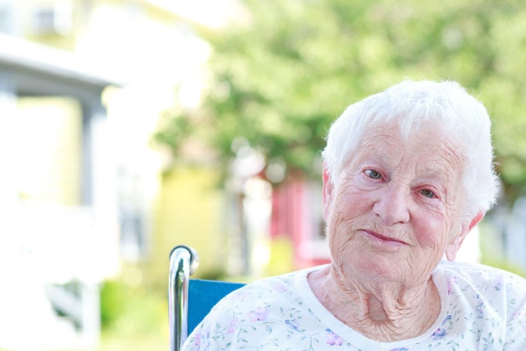 סיעודית על כיסא גלגלים