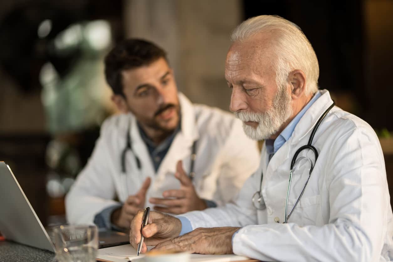 חובות מומחה רפואי